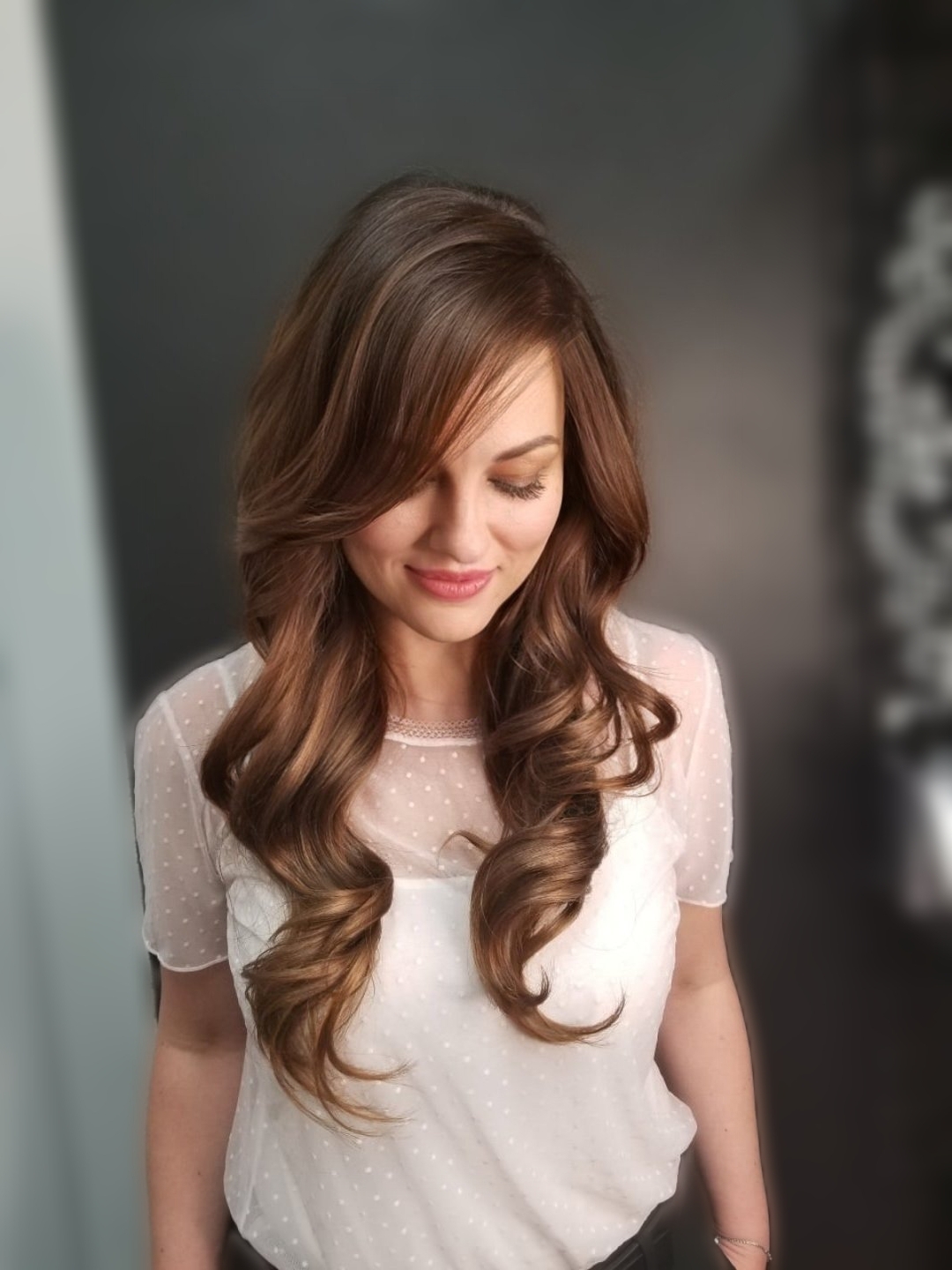 Soft brunette waves with natural movement